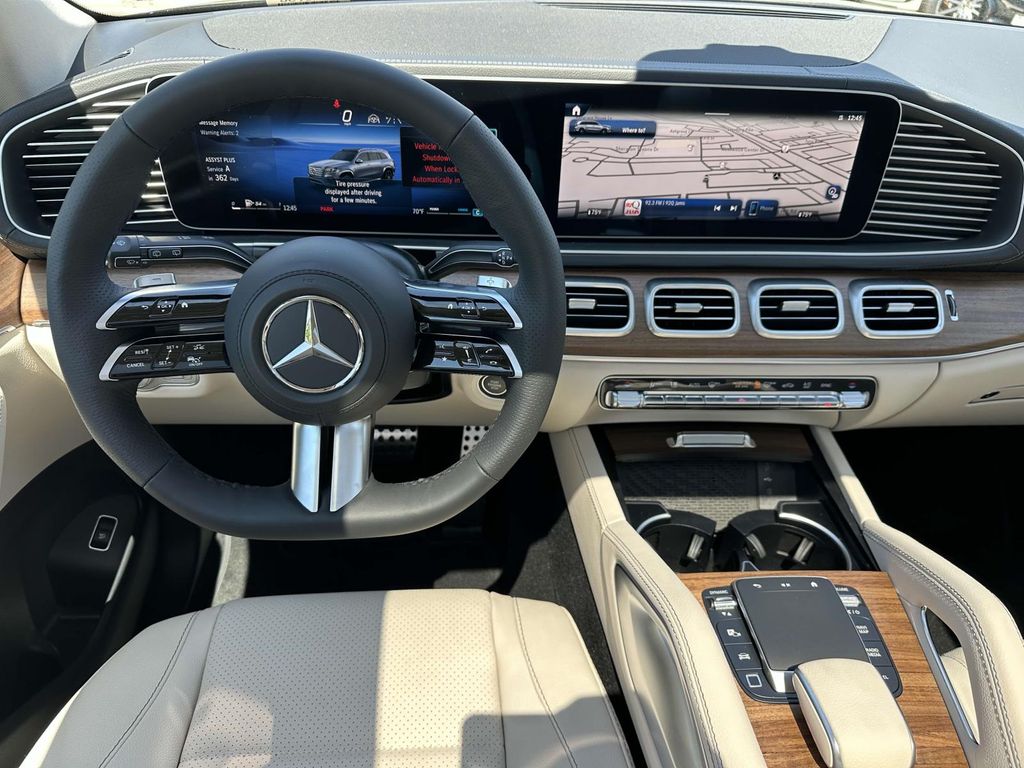 2025 Mercedes-Benz GLS 450 4MATIC 8