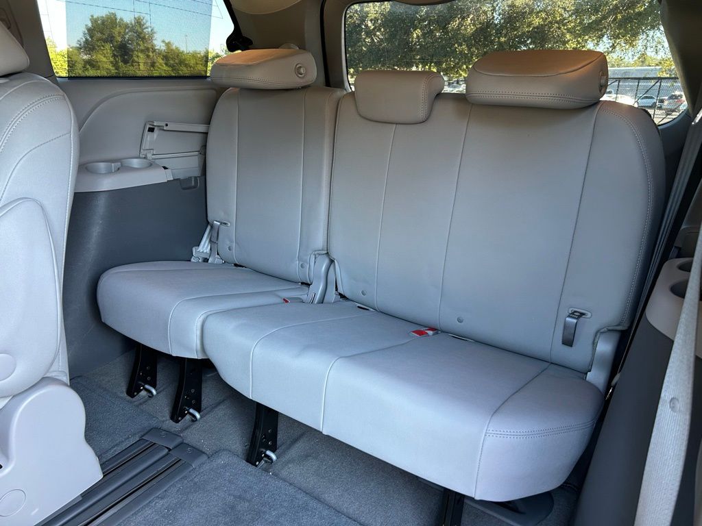 Thumbnail: 2017 Toyota Sienna - 13