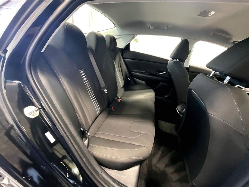 2023 Hyundai Elantra — photo 16