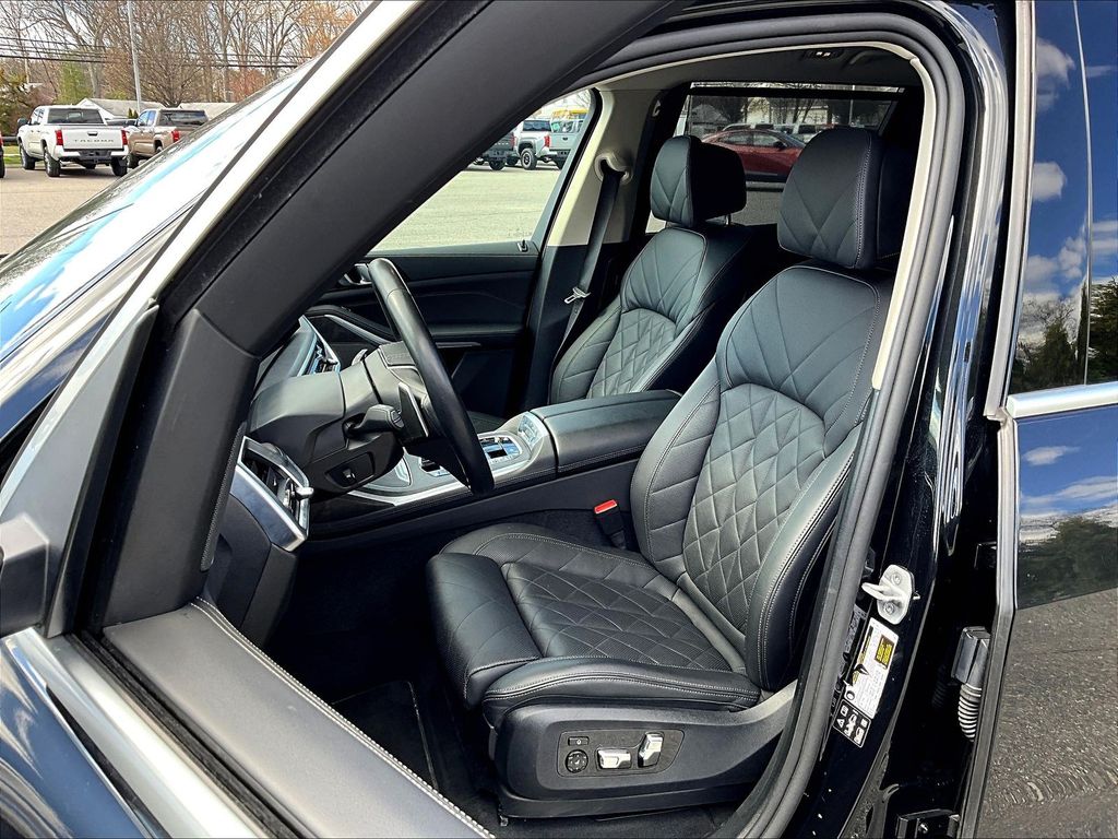 2025 BMW X7 — photo 10