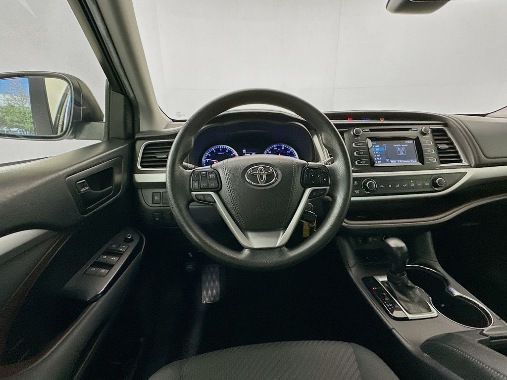 Thumbnail: 2019 Toyota Highlander - 21