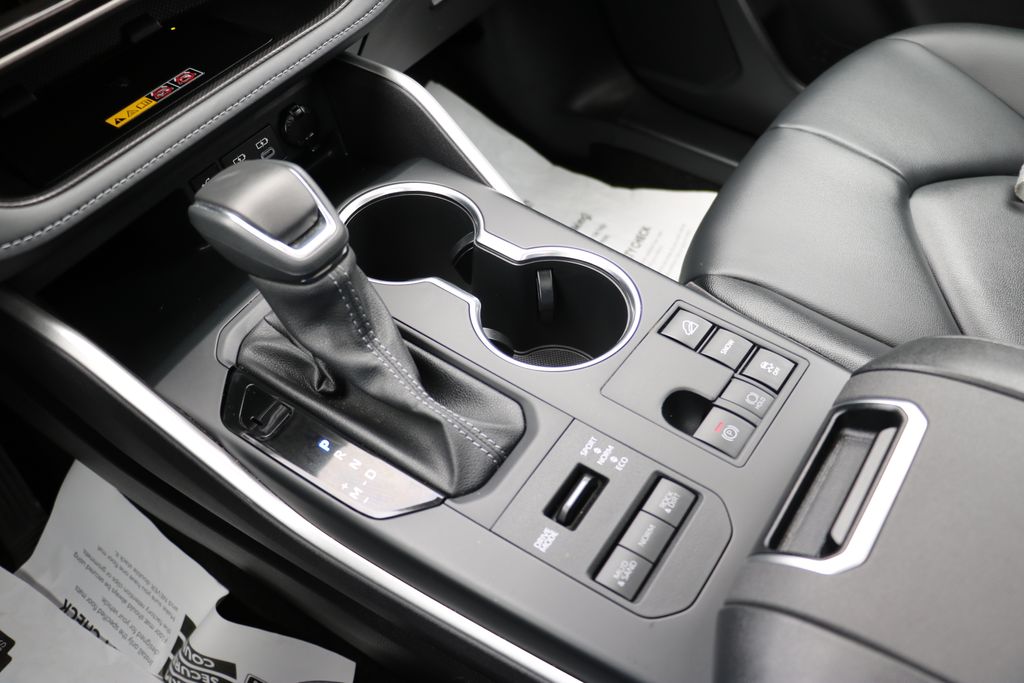 2025 Toyota Highlander XLE - Photo 18
