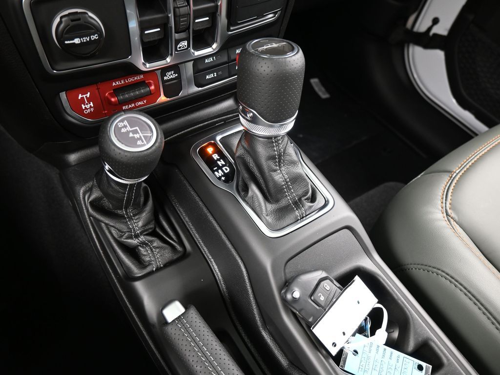 New 2026 bright white clearcoat Jeep Mojave image 23