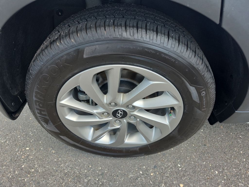 Used 2017 Silver Hyundai SE Plus image 10