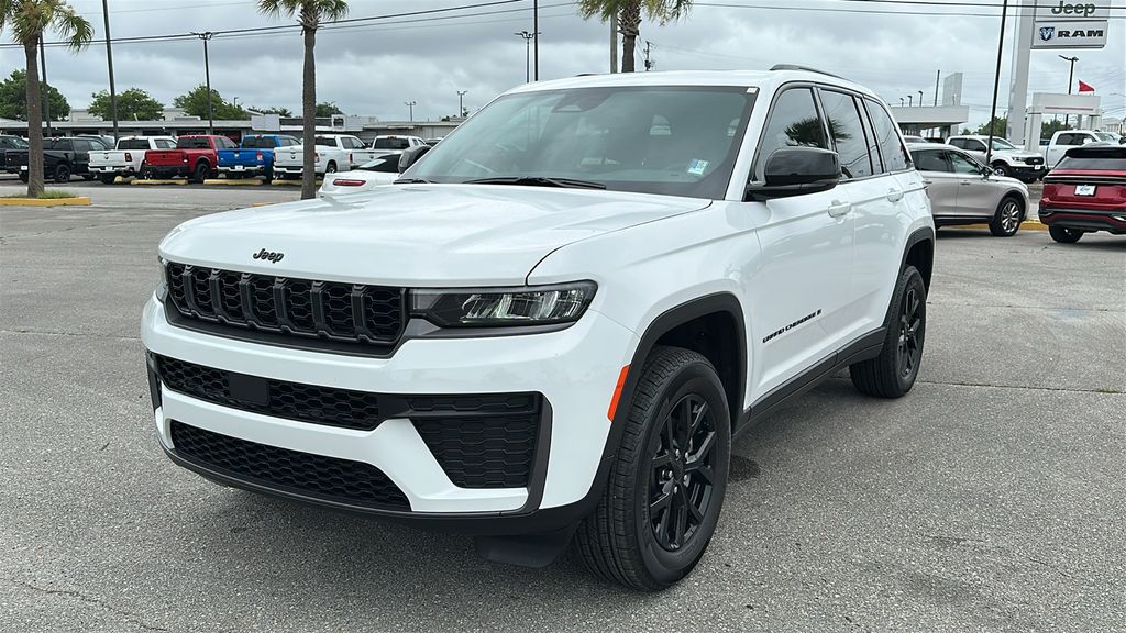 2026 Jeep Grand Cherokee Laredo Altitude's photo