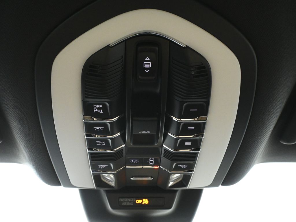 Thumbnail: 2025 Porsche Macan - 21