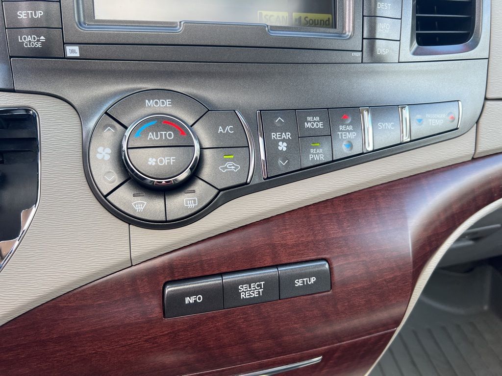 2014 Toyota Sienna XLE 7-Passenger Auto Access Se photo