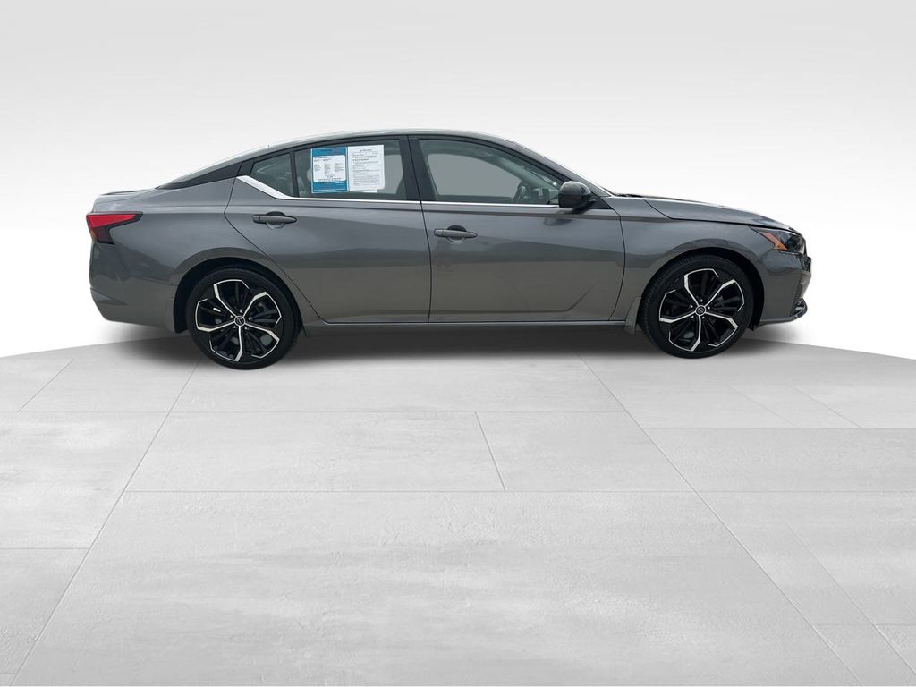 2024 Gun Metallic Nissan Altima 2.5 SR FWD Sedan