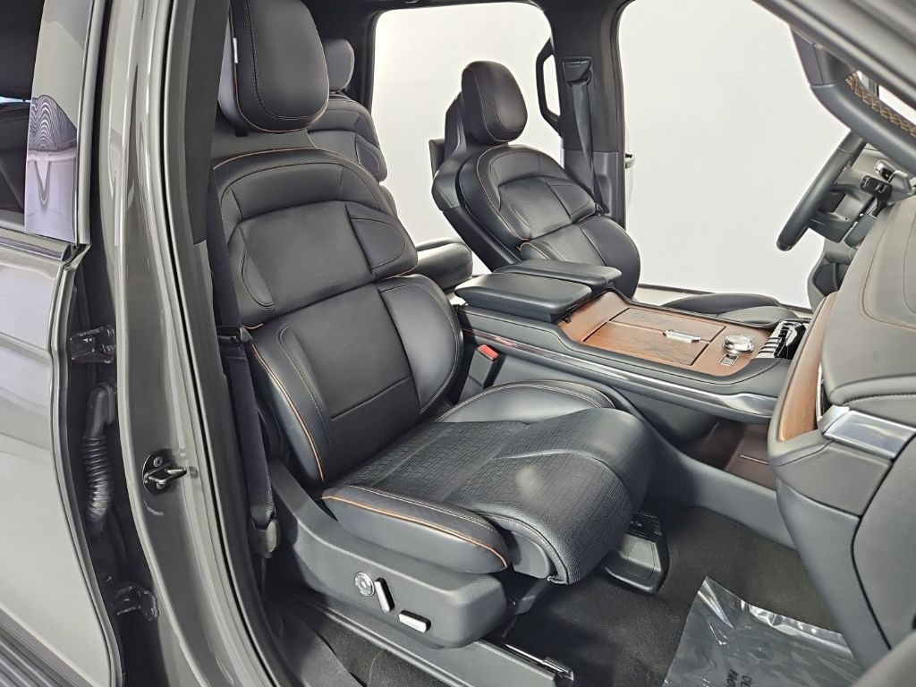 Thumbnail: 2025 Lincoln Navigator - 20
