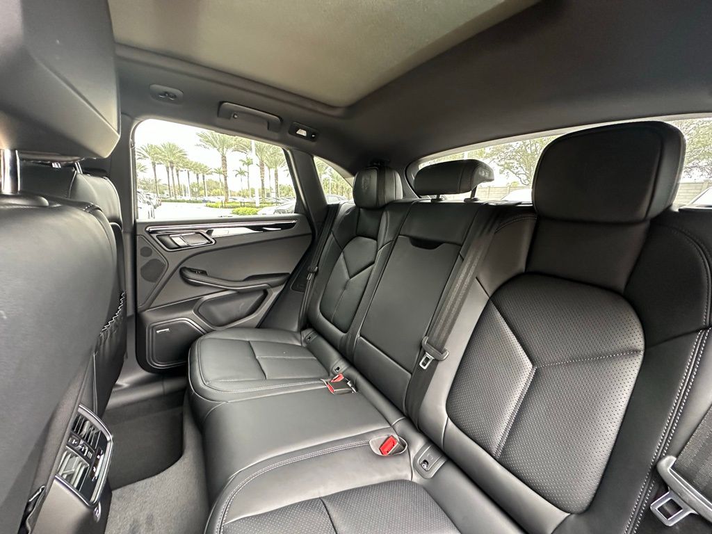 2025 Porsche Macan  28