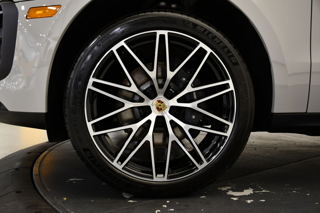 Thumbnail: 2026 Porsche Macan - 16