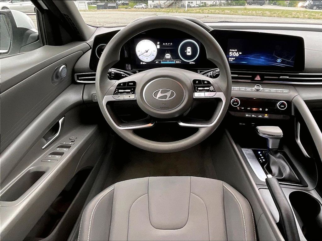 2024 Hyundai Elantra — photo 17