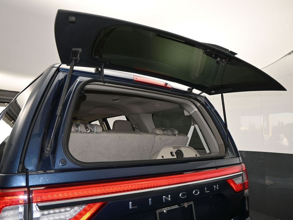 Used 2016 Midnight Lincoln Select image 42