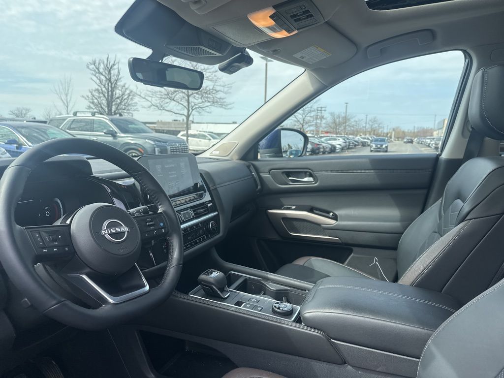 Used 2025 Blue Nissan Platinum image 8