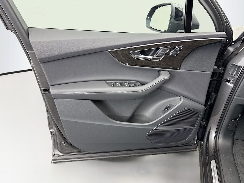 Thumbnail: 2026 Audi Q7 - 25