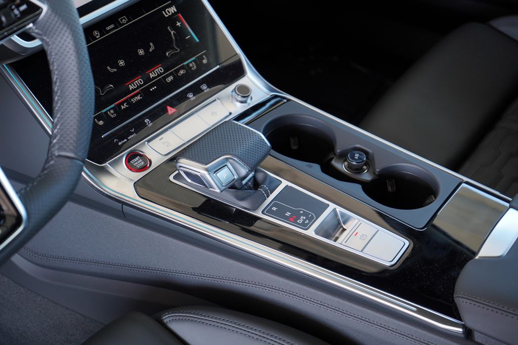 Thumbnail: 2025 Audi RS 6 - 11