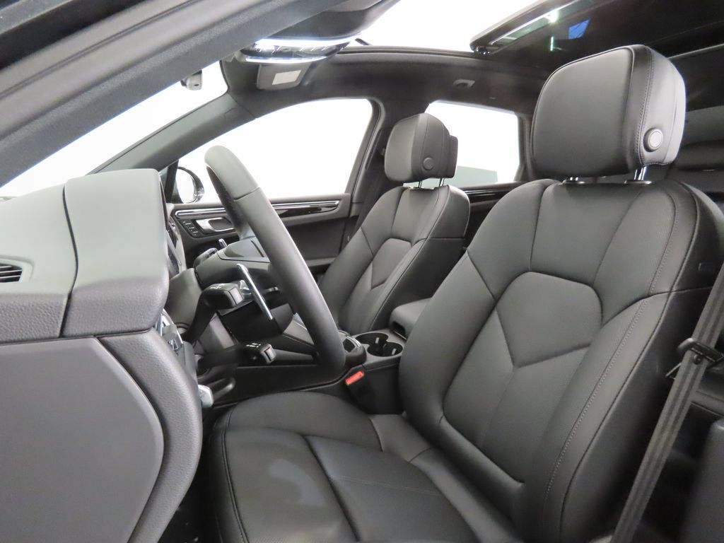 Thumbnail: 2026 Porsche Macan - 5