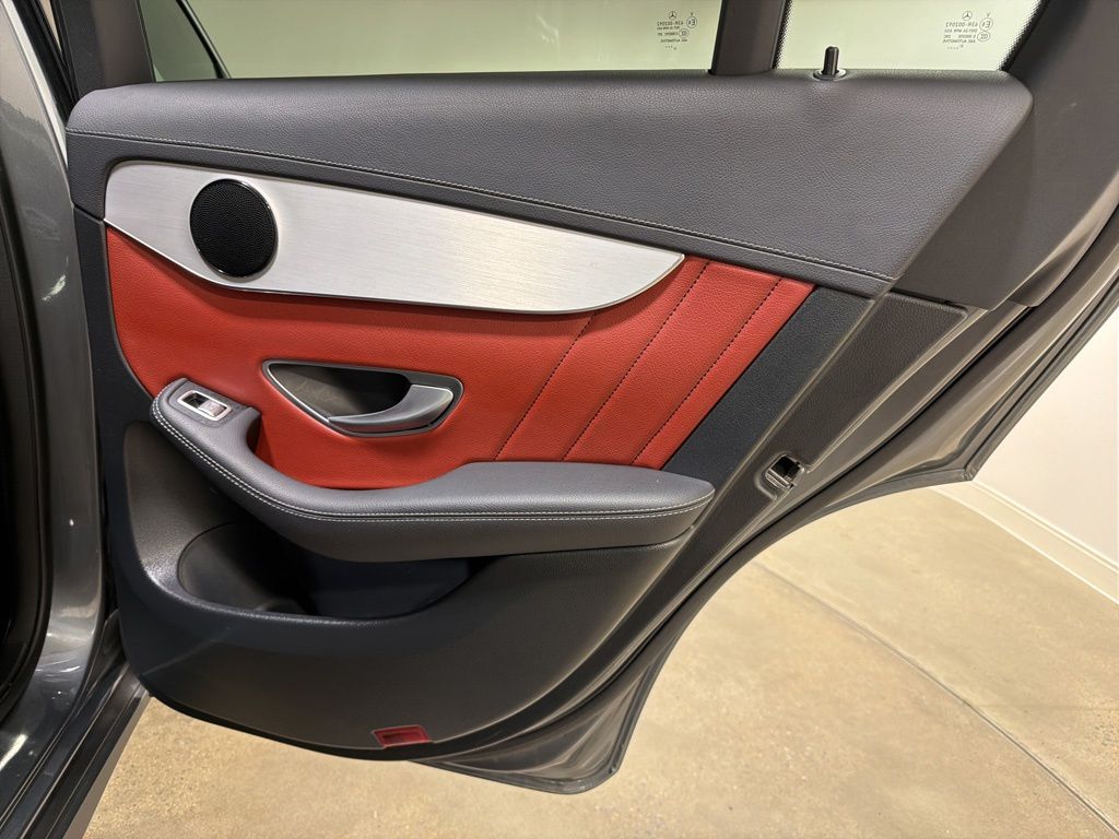 Used 2022  Mercedes-Benz GLC 300 image 26