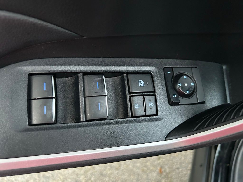 Thumbnail: 2022 Toyota RAV4 - 15