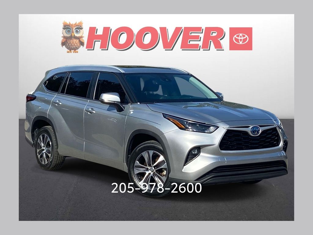 Celestial Silver Metallic 2023 Toyota Highlander Hybrid XLE FWD SUV / Crossover Front-Wheel Drive Continuously Variable Transmission