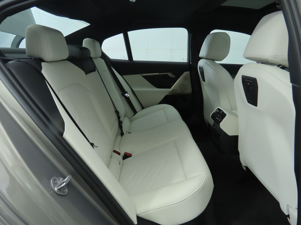 Thumbnail: 2026 BMW i5 - 23