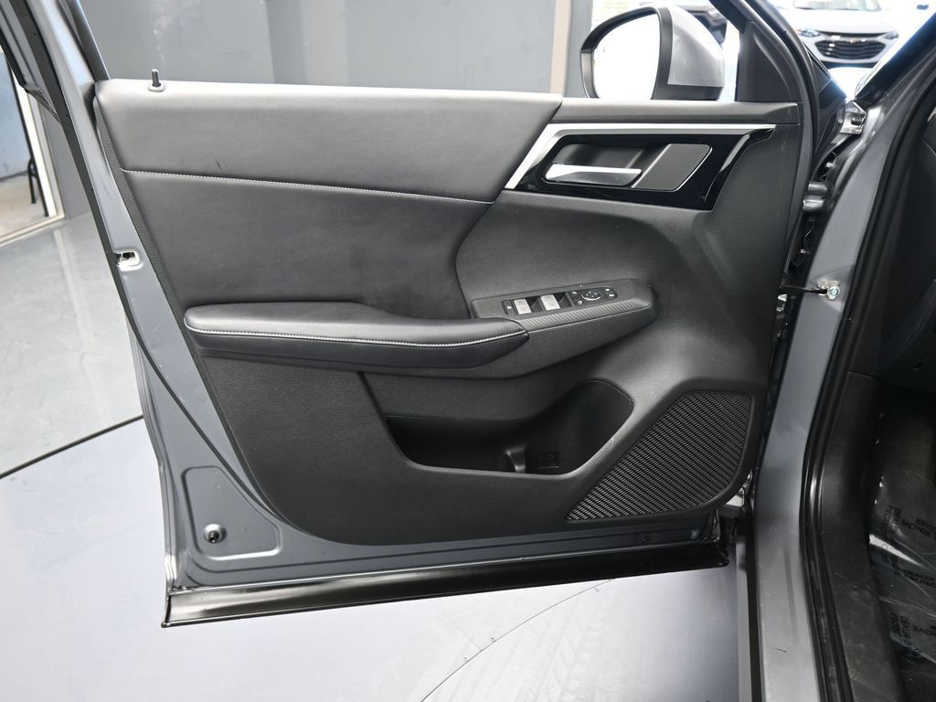 Used 2022 Silver Mitsubishi SE image 13