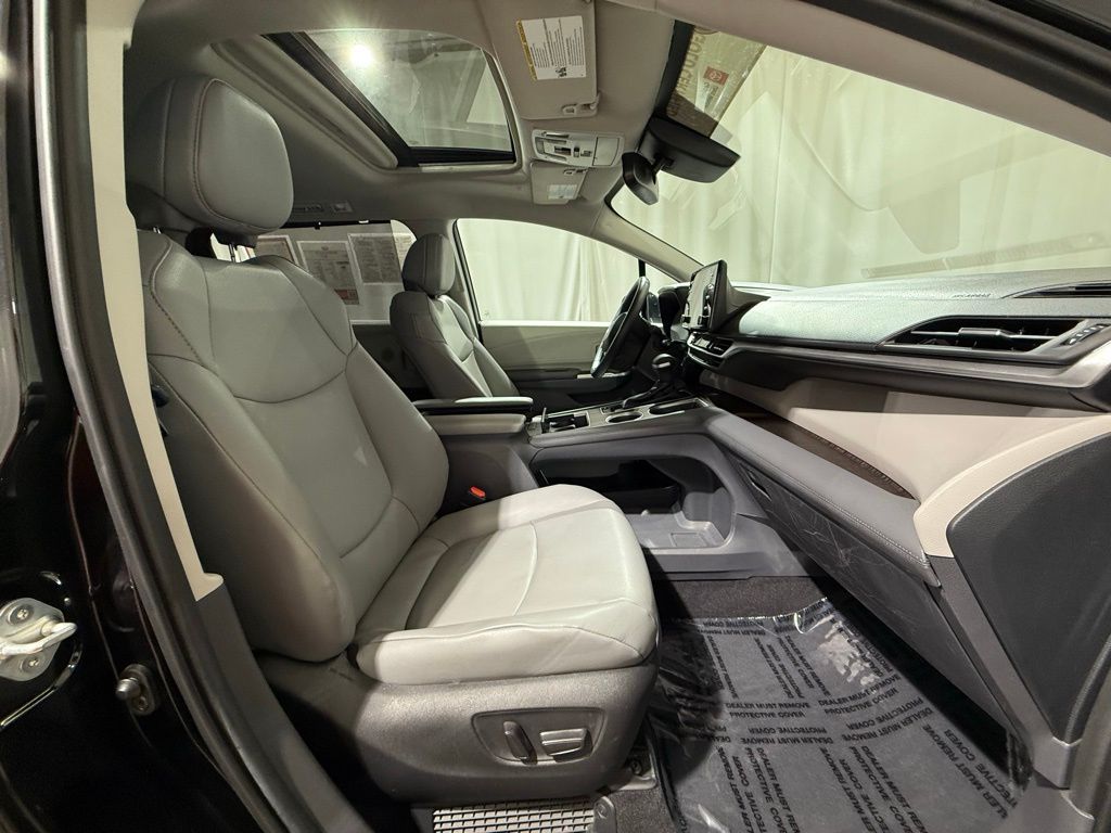 Thumbnail: 2022 Toyota Sienna - 24