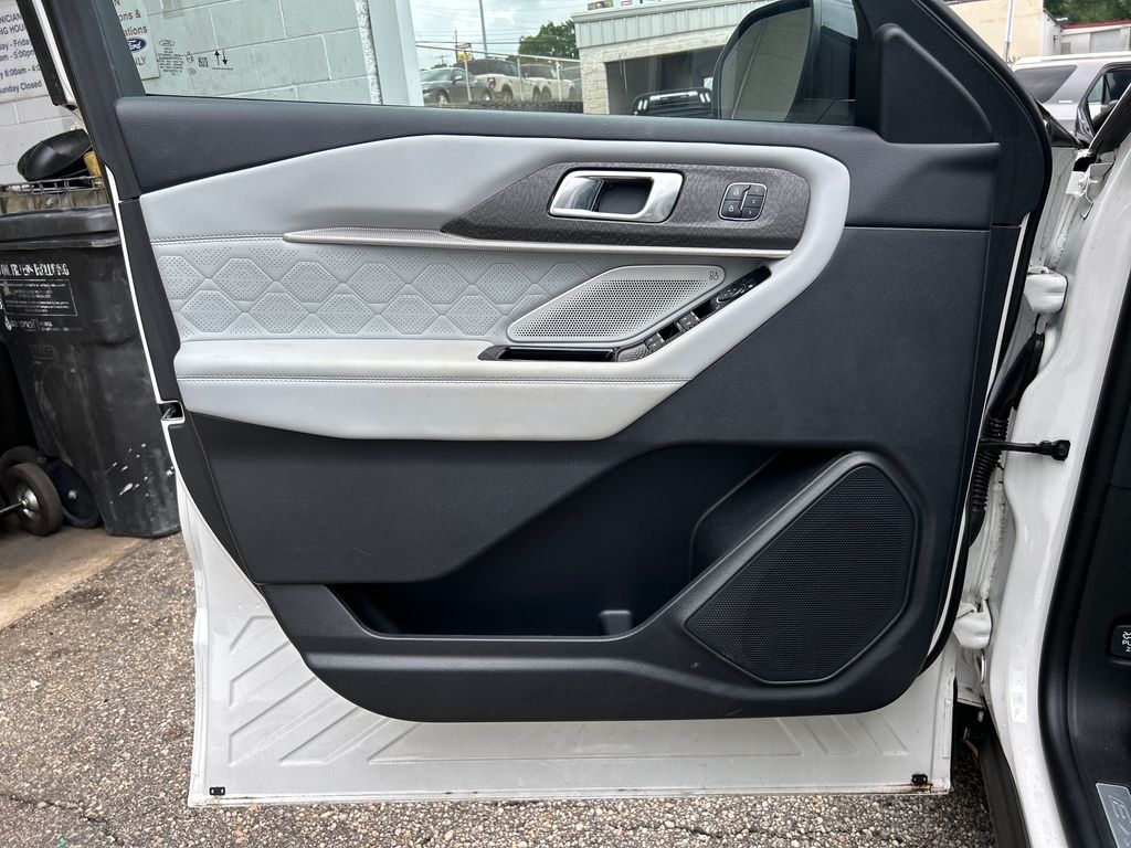 2025 White Metallic Ford Explorer Platinum 4X4 SUV