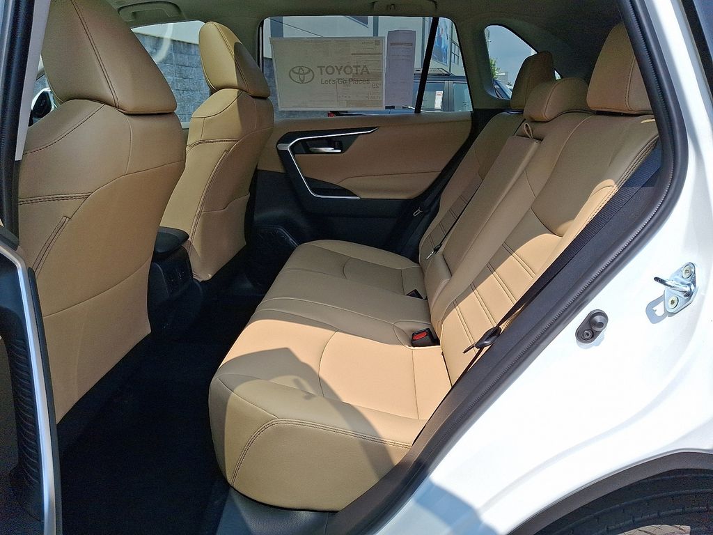 2025 Toyota RAV4 XLE Premium 6