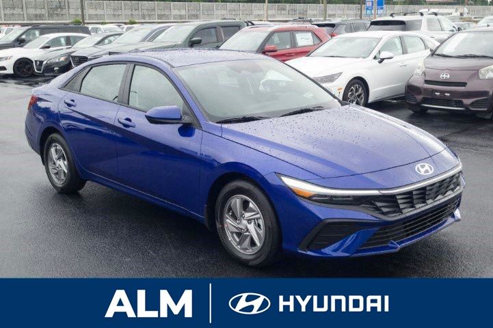 2025 Hyundai Elantra SE photo 3