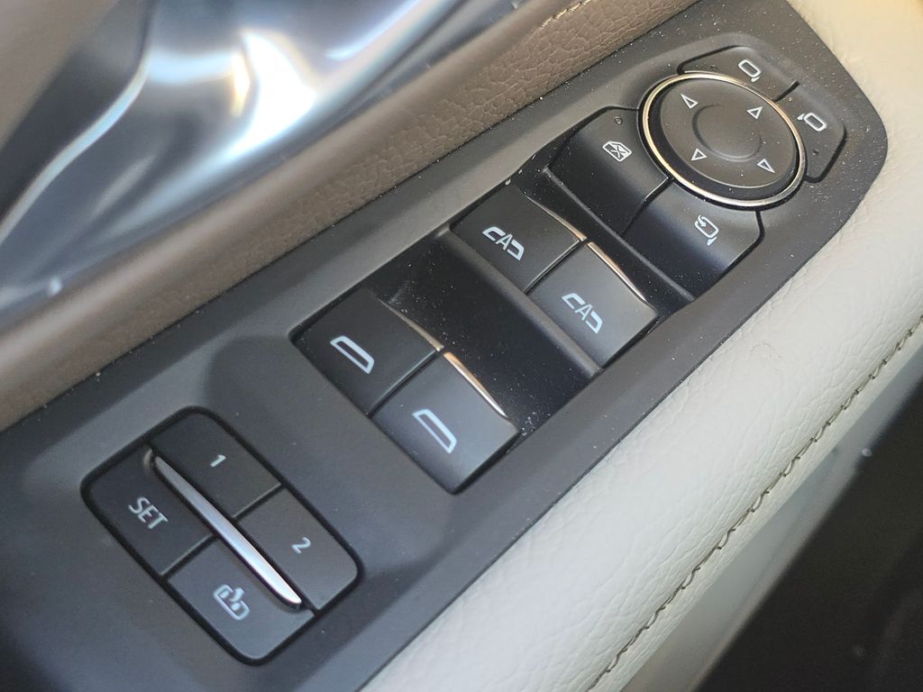 Used 2022 White GMC Denali image 29