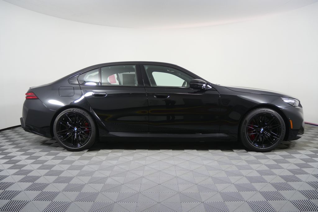 Thumbnail: 2027 BMW M5 - 2