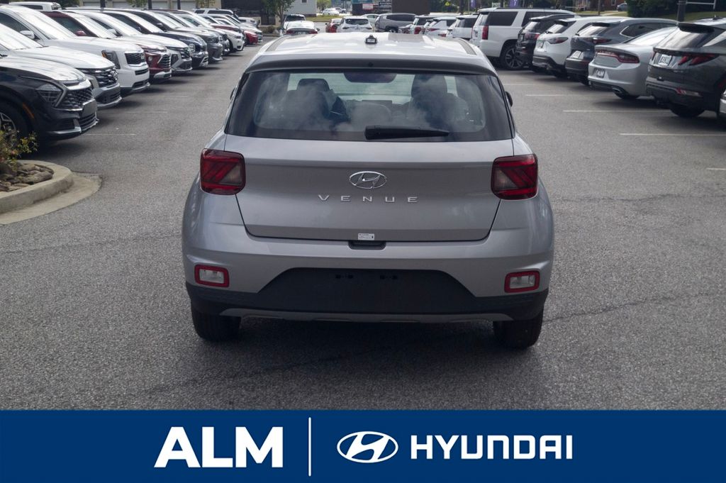 2026 Hyundai Venue SE photo 3