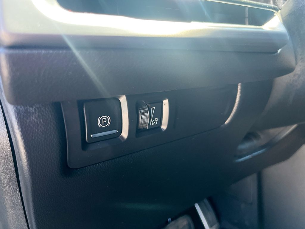 Used 2025 Green Cadillac Sport image 10