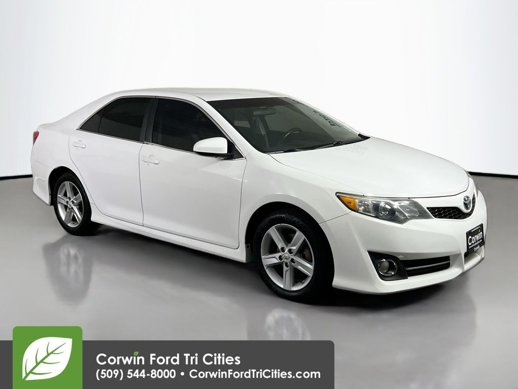 Super White 2013 Toyota Camry SE Sedan Front-Wheel Drive 6-Speed Automatic