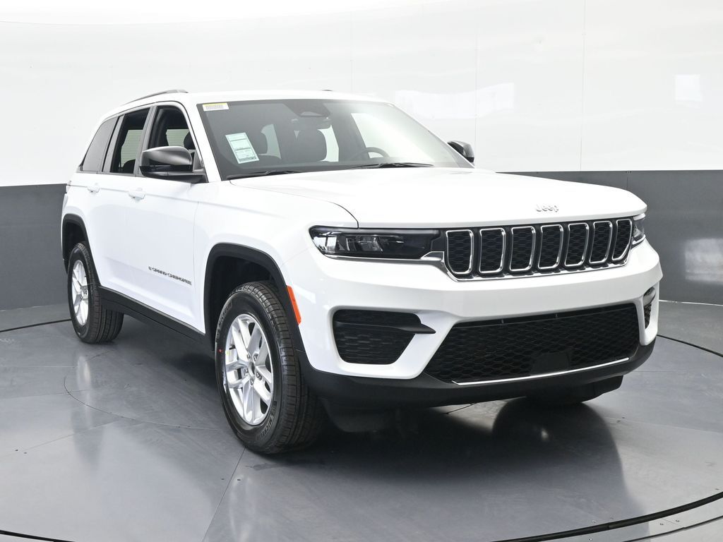 New 2026 Bright White Clearcoat Jeep Laredo image 9