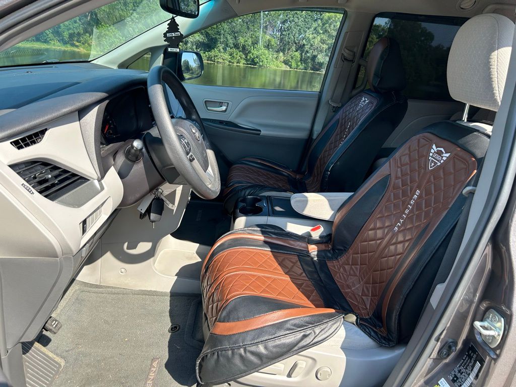 2015 Toyota Sienna LE 14