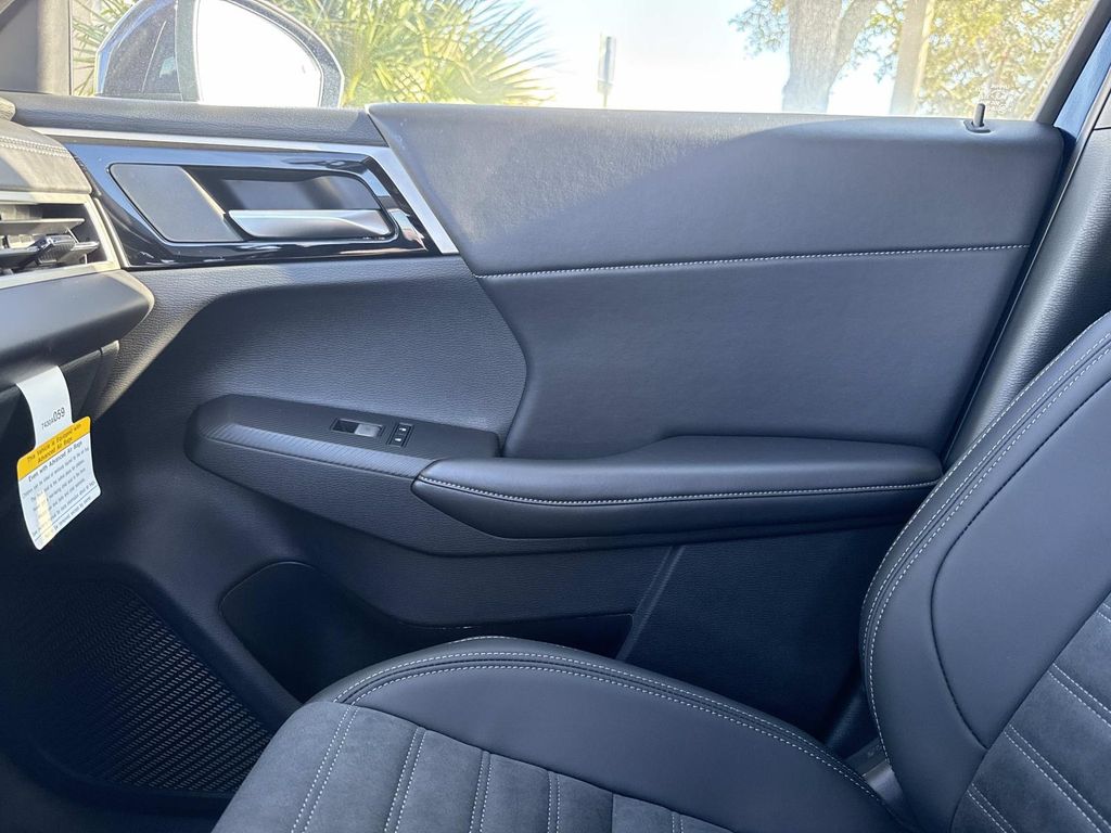 2025 Mitsubishi Outlander Plug-in Hybrid SE - Photo 25