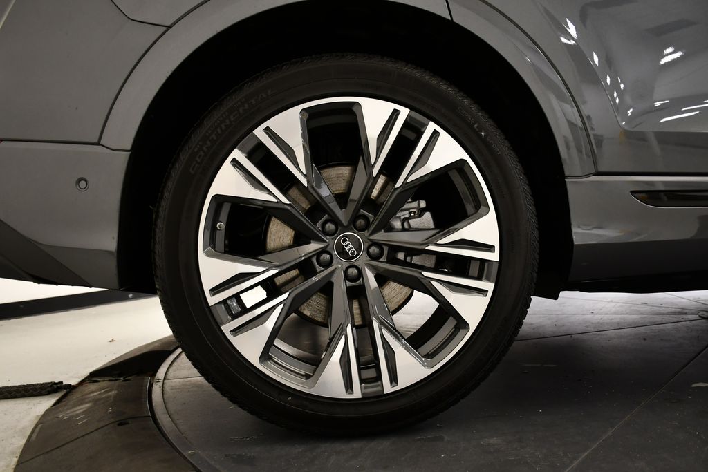 Thumbnail: 2026 Audi Q8 - 16