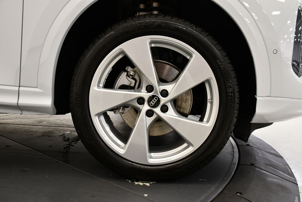 Thumbnail: 2025 Audi Q5 - 16