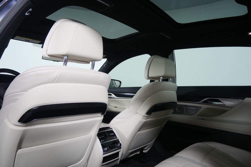 Thumbnail: 2022 BMW 7 Series - 17