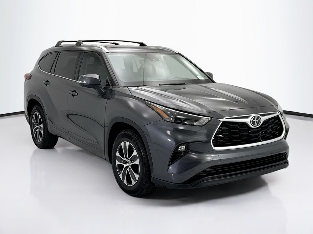 Thumbnail: 2022 Toyota Highlander - 3