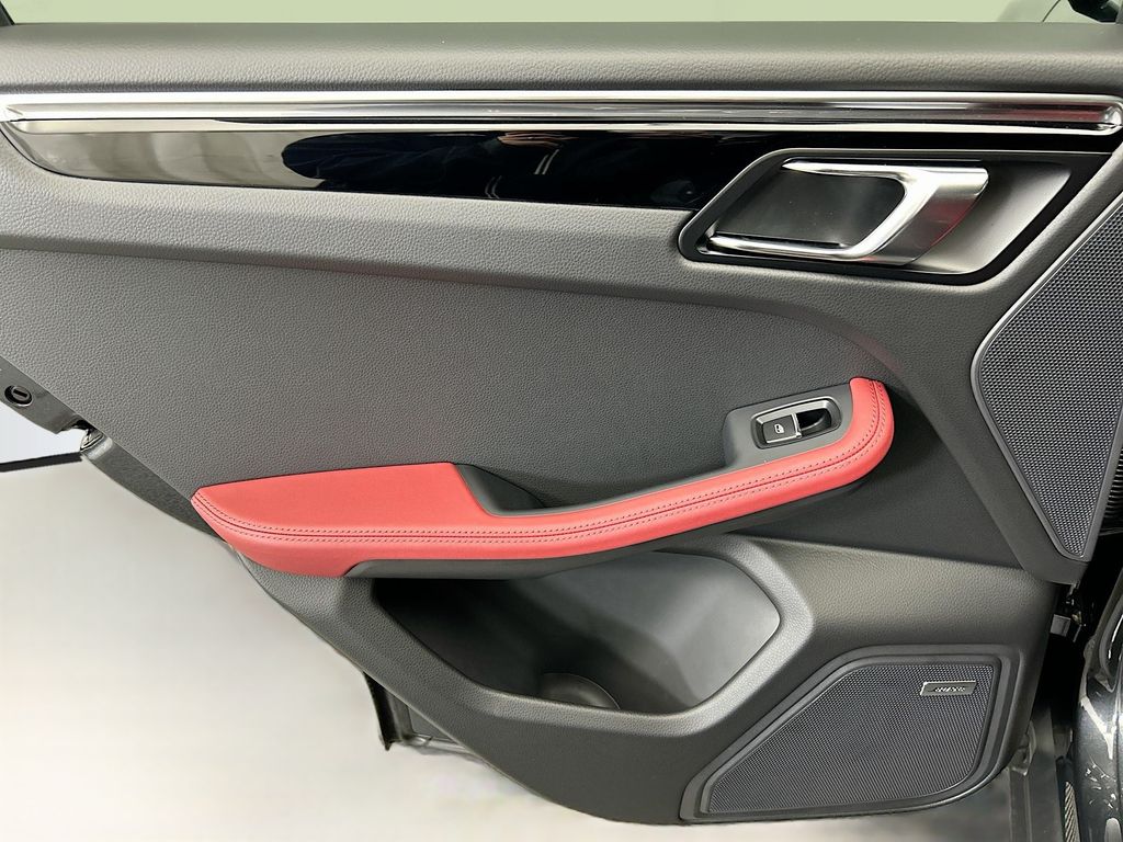 Thumbnail: 2026 Porsche Macan - 27