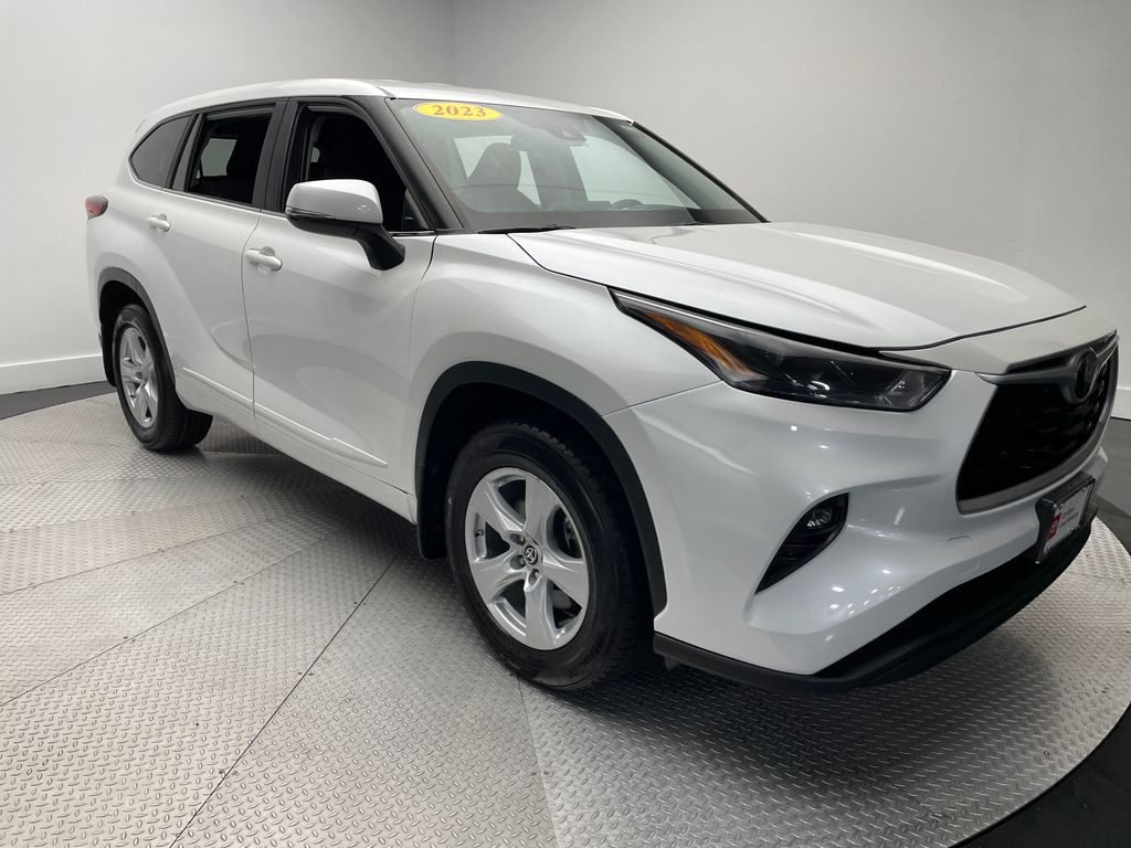 Thumbnail: 2023 Toyota Highlander - 3