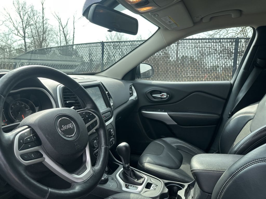 Used 2018 White Jeep Latitude Plus image 9