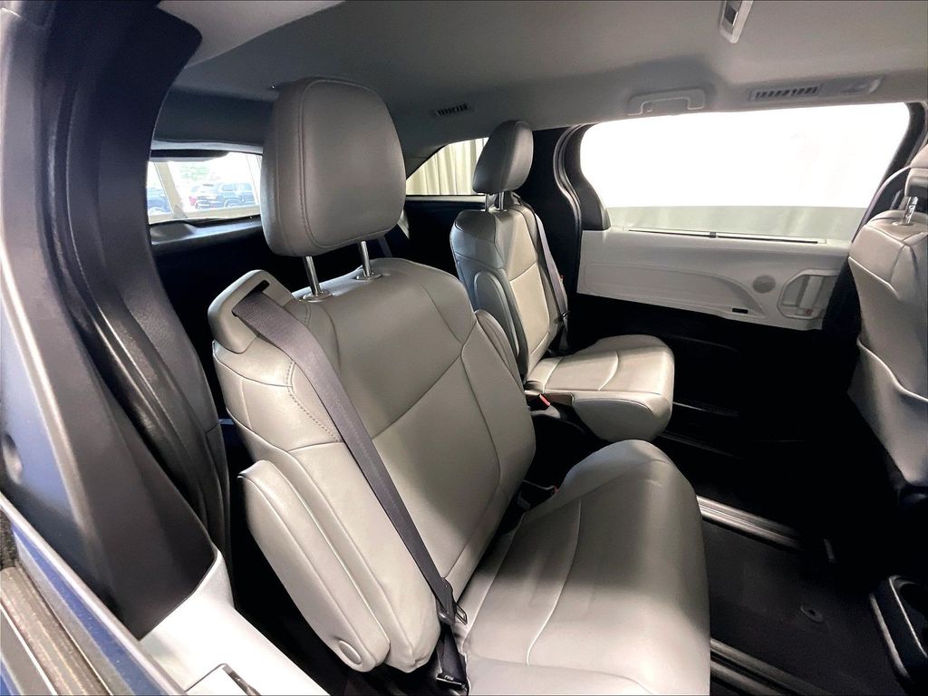 2025 Toyota Sienna — photo 16