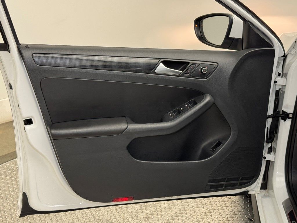 Thumbnail: 2014 Volkswagen Jetta - 26