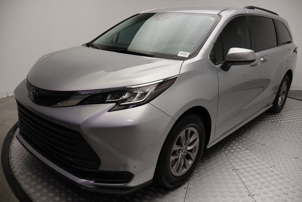 Thumbnail: 2023 Toyota Sienna - 2