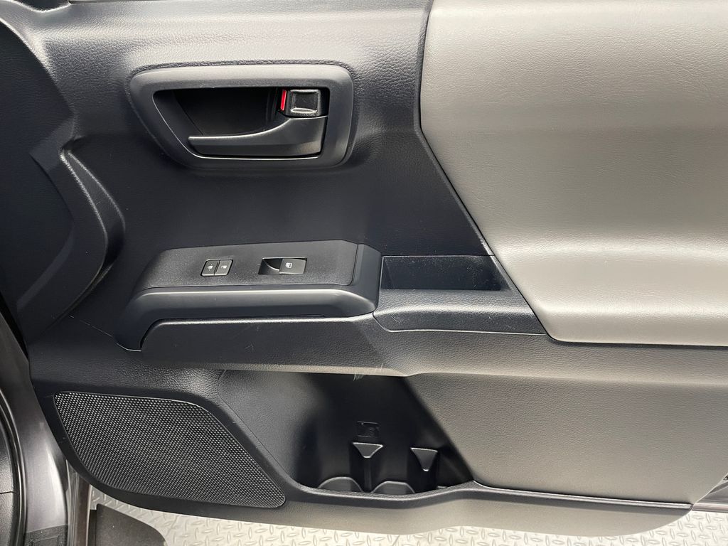 Thumbnail: 2019 Toyota Tacoma - 18