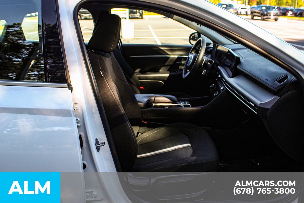 Used 2025 White Hyundai SEL image 20